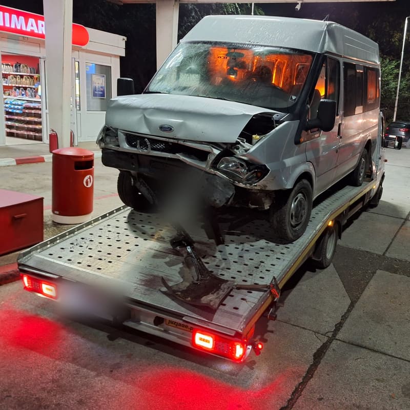 Noću na benzinskoj pumpi: šlep Deki Cars prevozi kombi oštećen u udesu
