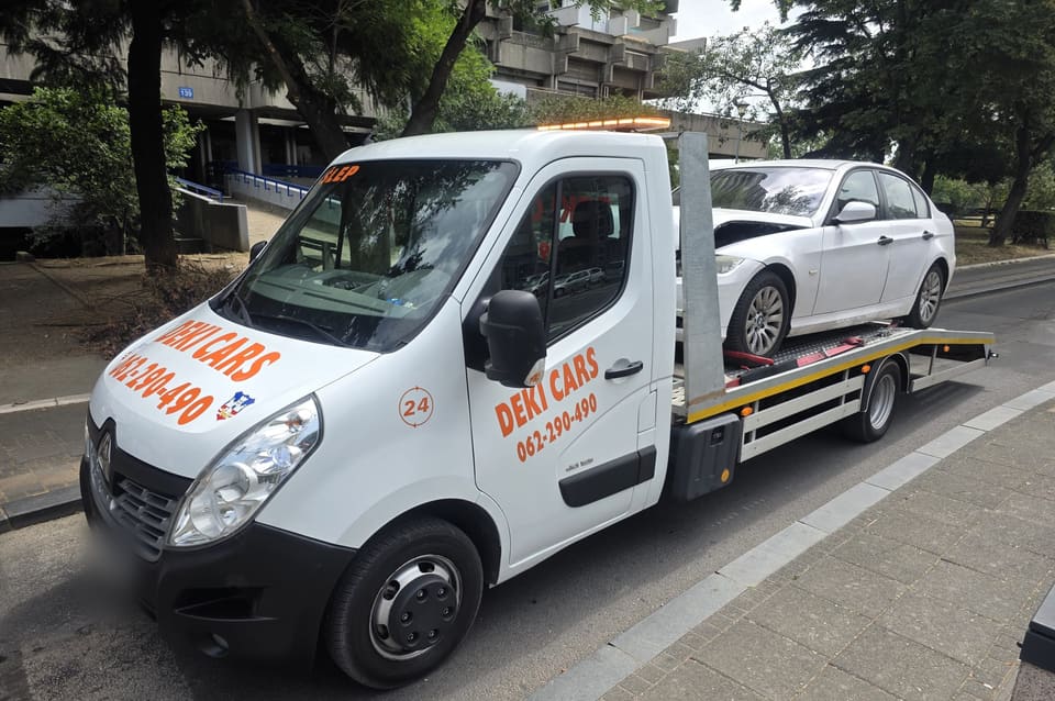 Beli šlep Deki Cars sa belim automobilom na platformi