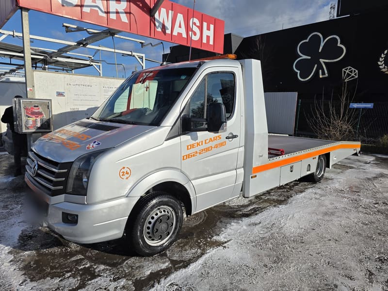 Srebrni šlep Deki Cars sa narandžastim trakama i brojem 062-290-490 na vratima