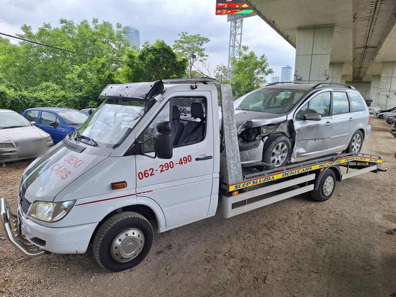 Šlep Deki Cars prevozi automobil oštećen u udesu, ispod mosta u Beogradu